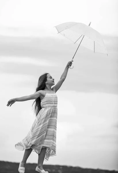 마르고 보호받고 있음을 느낍니다. 가을 날씨 예보. 우산을 든 어린 소녀. 가을 패션. 자유와 행복. 비오는 날씨. 기분 이 가라앉는다. 근심없는 어린 시절 — 스톡 사진