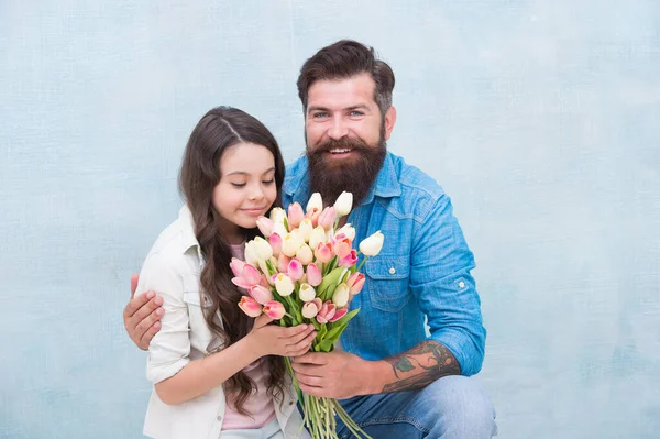 Elle vaut tous les trésors. Des tulipes tendres pour fille. Bouquet de tulipes homme. Père donnant tulipes fille. Papa avec des fleurs. Fête d'anniversaire. Journée internationale de la femme. Fleuriste. Tradition familiale — Photo