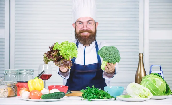 Skäggig professionell kock Matlagning hälsosam mat. Hälsosam Vegetarisk recept. Jag väljer bara hälsosamma ingredienser. Man kock hatt och förkläde hålla broccoli. Ekologiska grönsaker. Hälsosam kost koncept — Stockfoto