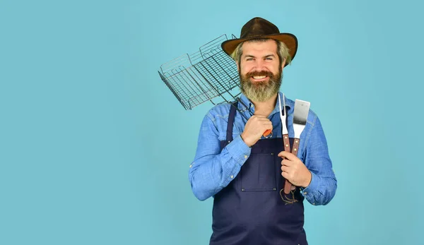 Gebruik kookgerei en diverse producten. volwassen chef-kok gebruik kookgerei voor barbecue. Gereedschap voor het roosteren van vlees. Die beter koken. Ultieme kookuitdaging. Maak het eten klaar voor familie. kopieerruimte — Stockfoto