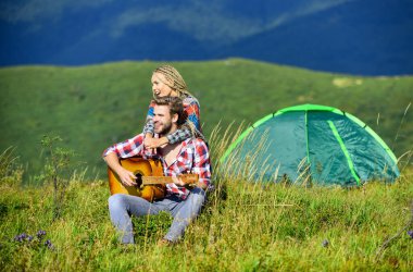 Temiz hava ve saf duygular. Yaz tatili. Kamp tatili. Romantizm yürüyüşü. Dağlarda kamp yapmak. Birbirine aşık çiftler, mutlu, rahatlatıcı doğa geçmişi. Kız arkadaşının gitarı kamp çadırına yakın.