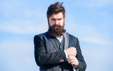 İş terfisi. İş adamı gökyüzüne karşı. Gelecekteki başarı. Resmi moda. Bıyıklı, vahşi, beyaz bir hippi. Sakallı, olgun bir hippi. Sakallı adam. Terfi kavramı. Terfi için tebrikler..