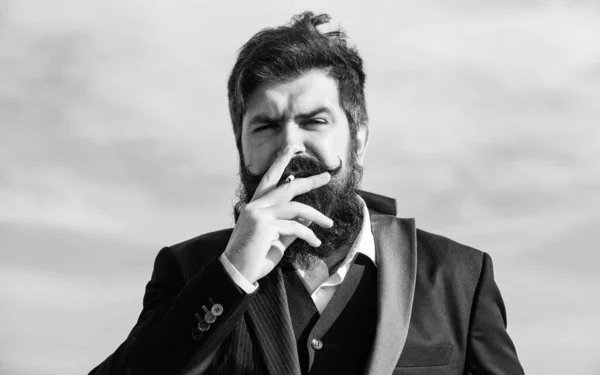 Člověk kouří. brutální Kavkazský alternativců s knírem. Vousatý muž kouří cigaretu. Kouř. Zralý alternativců s bradkou. Budoucí úspěch. Mužské formální módy. Obchodník proti nebi — Stock fotografie