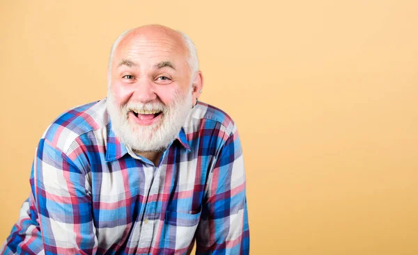退職者向けレジャー。チェックされたシャツの男先輩陽気な感情的な笑顔おじいちゃん。シニア層の娯楽。高齢者の楽しみ。髭を生やしたシニアヒップスター正の感情の表情。楽しみ方 — ストック写真