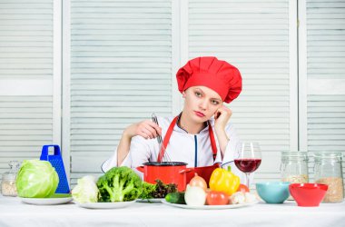 Akşam yemeği için kolay fikirlerin tadını çıkar. Kadınlar yemek pişirmekten hoşlanır. Oda servisi ve aşçılık. Ev hanımı yemeği şarapla hazırlar. Günlük ev hanımı rutini. Harika bir aşçı kız. Ev hanımı yemek pişirir ve şarap içer.