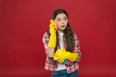 Merhaba. Oda servisi görevleri. Temizliği oyuna çevir. Temizliği arttır. Süngerle temizliyorum. Temizlik malzemeleri. Renkli süngerleri temizlemek için kız lastik eldivenleri. Temizlik eğlenceli olabilir.