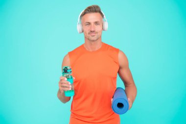 Egzersiz için müzik. Çoklu kas gruplarına meydan okuyun. Evde yoga yapan bir adam. Yoga minderli olgun bir sporcu. Değişik seviyelerde modifikasyonlarla çalışmalar. Yoga benim hobim. Kişisel eğitim