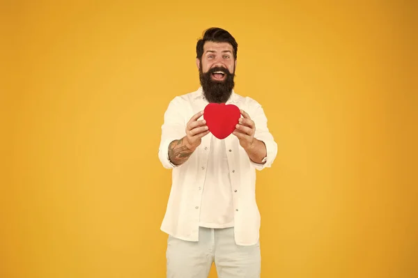 Amor verdadeiro. poblemas cardíacos e doenças. ter hábitos saudáveis no estilo de vida. prevenção de ataque cardíaco. Apaixona-te. Homem barbudo coração vermelho. fundo amarelo hipster brutal. dia feliz dos namorados — Fotografia de Stock