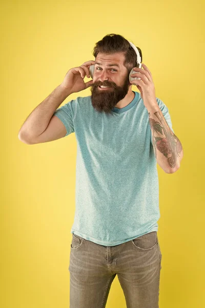 Freedom going Wireless biedt je ongeëvenaarde. Hipster gelukkig met moderne draadloze hoofdtelefoons. Draadloze hoofdtelefoon ontworpen om schoon geluid te leveren. Bearded Man luisteren muziek draadloze Gadget — Stockfoto