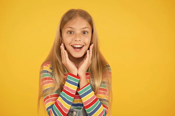 Kindergeluk. Verrast hipster meisje. Optimistisch concept. klein meisje gele achtergrond, kopieer ruimte. Zomer kindermode. Kind positief humeur. Kindergeluk portret. Gelukkige kinderdag — Stockfoto