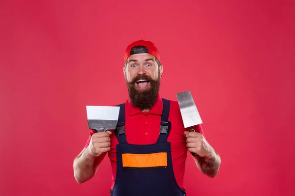 Gipser hipster builder in cap rot hintergrund. Innenarchitekt. Professioneller Gipser. Geschickter Gipser. Erfolgreiche Sanierung. Reparaturerfolg. Bärtiger Arbeiter mit Putzwerkzeug — Stockfoto