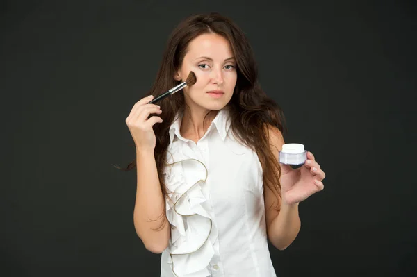 Persönlichkeit ausmalen. Make-up Stylist Puder und Pinsel auftragen. Sinnliche Frau mit Beauty-Look. Make-up Kinderschminken. Schönheitssalon. Paint Party. Dekorative Kosmetikprodukte. Hautpflege — Stockfoto