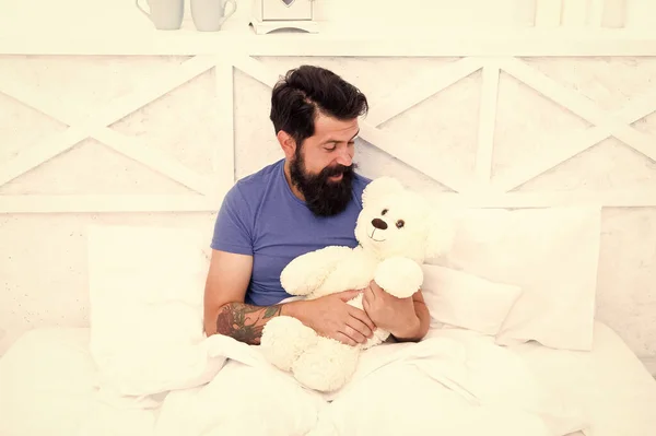 Adulto juguetón. Lindo y romántico. Juguete hipster barbudo. Regalo de San Valentín. Hombre abrazo suave juguete relajante en la cama. Haz un concepto sorpresa. Regalo para el cónyuge. Lindo juguete de oso de peluche. Suavidad ternura —  Fotos de Stock