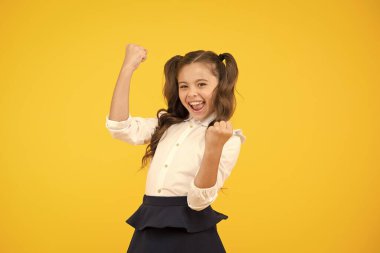 Ben yaptım. Sınavdan geçen öğrencimutlu. Derslere katılmadan sınava giren kazanan küçük çocuk. Sınav sonuçlarından memnun. Sınav süresi