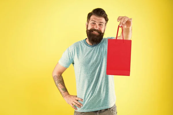 Concept d'achat. Les motivations masculines pour faire du shopping semblent être plus utilitaires. Les aspects peuvent influencer le comportement de prise de décision du client. Hipster tenir le sac à provisions. Homme avec achat. Impulser l'achat — Photo