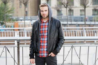 Şehir yaşam tarzı için moda. Yakışıklı adam kapüşonlu moda ceketi giyiyor. Sonbahar tarzı açık havada genç bir adam. Sonbahar için kıyafet dolabı. Erkek modası eğilimleri ve mevsimlik tarzları