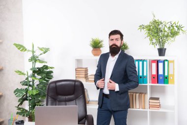 Her zaman kendine inan. Ofisteki iş adamı. Kendine güvenen bir iş adamı. Formalite içinde şık bir iş adamı. Şık sakalı ve saçı olan profesyonel bir iş adamı. Kariyer sahibi.