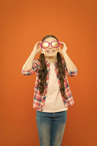 Meisje Kid dragen brillen. Optiek en gezichtsbehandeling. Effectieve oefening ogen zoomen. Kind blij met goed gezichtsvermogen. Gezichtsvermogen en ooggezondheid. Verbeter het gezichtsvermogen. Zonnebril fancy accessoire — Stockfoto