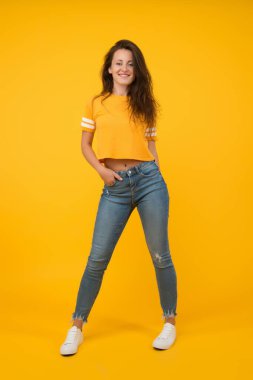 Gündelik hayat için uygun. Günlük giysi tarzında güzel bir kız. Moda modelinin sıradan görünüşü. Moda ve tarz. Kadın kıyafetleri almak için. Kadın giyim. Günlük açık hava kıyafetleri.
