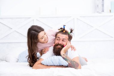 Aile gelenekleri. Evde kızıyla babalar günü. Kızın babasının saçını yapıyor. Küçük kızı olan yakışıklı bir baba. Mutlu baba ve kız. Küçük kız babasını seviyor. Babalar günün kutlu olsun.