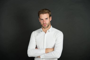 Bekar bir adam. Bekar, karanlık bir geçmişi var. Klasik tarzda bekar bir adam. Kendine güvenen bekar. Şık bir bekarlığa veda partisi. Erkek stili ve moda. 11 Kasım. Bekârlar günü. Bekar ve biraz çapkın.