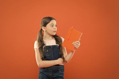 Okuma becerileri. Okuma etkinliği. Sevimli. Çocuk tutma defteri. Kitap mağazası konsepti. İlginç bir edebiyat. Gelişim ve eğitim. Çocuk bakımı ve mutlu çocukluk. Okulda okuyorum. Okuma hobisi