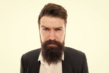 Ofis çalışanı. Yakışıklı sakallı iş adamı resmi takım elbise giyer. Yüz kılları ve bakım. Uzun sakallı ve bıyıklı bir manken. İş adamları moda tarzında. Erkek giyim ve moda konsepti