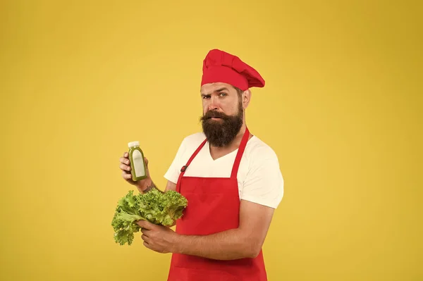 Hipster make vitamin summer juice. healthy eating and dieting concept. cook hold fresh and blended salad smoothie. Vegetarian concept. organic eco vegan products. bearded man chef in apron and hat — Stock Photo, Image