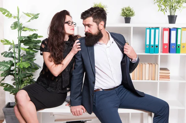 El amor inspira. Mujer sexy abrazo hombre de negocios. Amor en el lugar de trabajo. Pareja enamorada. Jefe y secretaria en una relación romántica. Coqueteo y romance. Coquetear y burlarse. Me encanta lo que haces — Foto de Stock