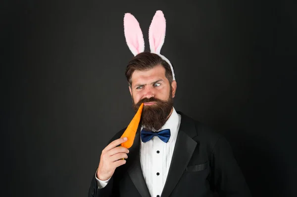 J'ai faim lapin. Un bel homme porte un accessoire de costume de lapin. Célébration Pâques vacances. Le jour de Pâques. Hôte de l'événement. Célébrez Pâques. Homme barbu aux longues oreilles. Homme d'affaires élégant avec de longues oreilles — Photo