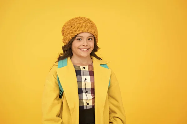 Gelukkige jeugd. Gelukkig meisje op gele achtergrond. Klein kind glimlach in de herfst mode. School tijd. Onderwijs dat het kind gelukkig maakt. School en dagopvang — Stockfoto