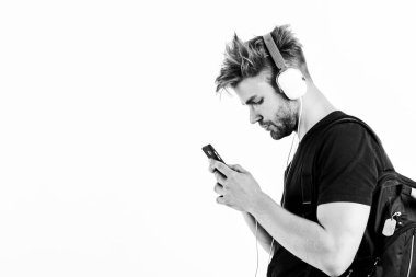 Müzik şeması. kopyalama alanı. Kitap ve internet eğitimi. Müzik eğitimi. Seksi kaslı adam dinle kitabı. Kulaklıklı adam beyazdan izole edilmiş. Kitap. traşsız adam inline çalış