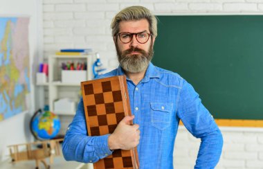 Masa oyunu. Satranç oynayan adam. Entelektüel oyun. Kişisel sonuç. Satranç kulübü. Satranç dersi. Strateji fikirleri. Turnuvada öğretmen. Başarı oyunu. Strateji konsepti. Yönetim ve liderlik