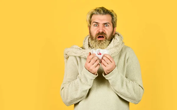 Sangramento nasal. Contra vírus ou bactérias. Vírus da gripe. Surto de coronavírus. Tratamento em casa. Nariz cheio. Um homem bruto a correr pelo nariz. Conceito de epidemia. O tipo assoa o nariz em papel com sangue. Reação alérgica — Fotografia de Stock