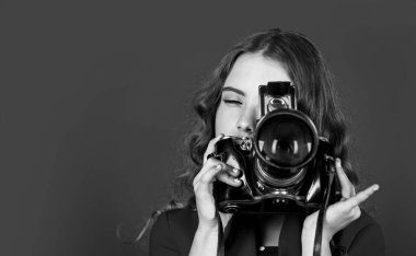 Küçük muhabir fotoğraf çeker. Klasik kamera. Retro kameralı kız. çocukluk anılarını yakala. SLR kamera. kopyalama alanı. Güzel çocuk fotoğrafçısı, retro kamerayı tut. Gazetecilik benim gelecekteki kariyerim