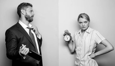 Şakanın sırası değil. İlişki sorunları. Aile psikolojisi. mutsuz bir hayat. Adam şarap içiyor. Kadın alarmlı saati gösteriyor. Karım, kocanızın neden eve bu kadar geç geldiğini merak ediyor. Aile rutini