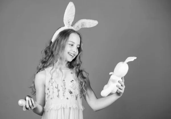 Çocuk sevimli tavşan kostümü. Mutlu Paskalya. Neşeli bebek Paskalya kutlamak. Bahar tatili. Mutlu çocukluk. Paskalya günü için hazır. Çocuklar için Paskalya aktiviteleri. Uzun tavşan kulakları ile tatil tavşan kız — Stok fotoğraf