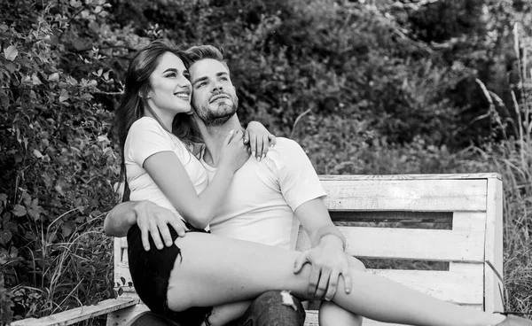 Confiança e intimidade. Abraço sensual. Conceito de amor e romance. Férias. Encontro romântico no parque. Homem bonito menina bonita no amor. Relaxar com o querido. Os amantes abraçam-se. Casal apaixonado sentar banco — Fotografia de Stock