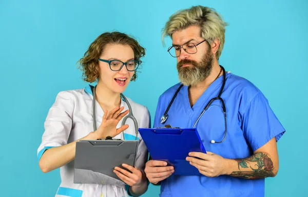 Riunione dei medici. Medico e infermiere in comunicazione. Trattamento del virus. Colleghi dottori. Ospedale diurno regolare. Consulenza di un collega esperto. Personale medico. Educazione medica. Medicina basata sulle prove — Foto Stock