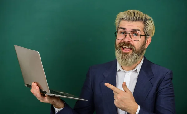正確な電流情報を提供します。先生は眼鏡をかけてノートパソコンサーフィンインターネットを保持します。ひげを生やした男現代のラップトップサーフィンインターネット。興味深い情報だ。学校生活ハック。多くの情報 — ストック写真