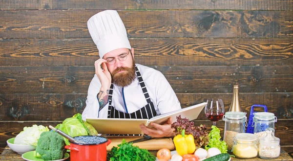 Cocina culinaria. Vitamina. Alimentación ecológica. hombre barbudo cansado. receta de chef. Cocinar alimentos saludables. Hipster maduro con barba. Ensalada vegetariana con verduras frescas. Disfrutando de la cocina — Foto de Stock