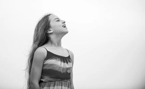 Feliz dia internacional das crianças. Feliz infância. Menina bonito em vestido de verão ao ar livre céu fundo. Boas férias. Descontraia-se. Criança menina pequena feliz. Livre e despreocupado. Boas vibrações — Fotografia de Stock