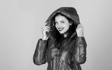 Kendi tarzında. Soğuk algınlığı. Mevsimlik moda. Mutlu kış tatilleri. Xmas geliyor. Kış kıyafetleri içinde güzellik. Soğuk sezon alışverişi. Yastıklı, kalın paltolu kadın. Kabarık ceketli kız. Sahte kürk modası