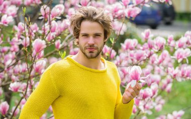 Tazelenmiş hissediyorum. Mutlu Paskalyalar. Çiçek açan ağacın yanındaki adam. Bahar tatili sağlıklı gençlik. Sabahları dinleniyorum. Sakura kokusu. İyi havanın tadını çıkar. Alerji. Manolya çiçeği açan seksi adam. Yazı selamla