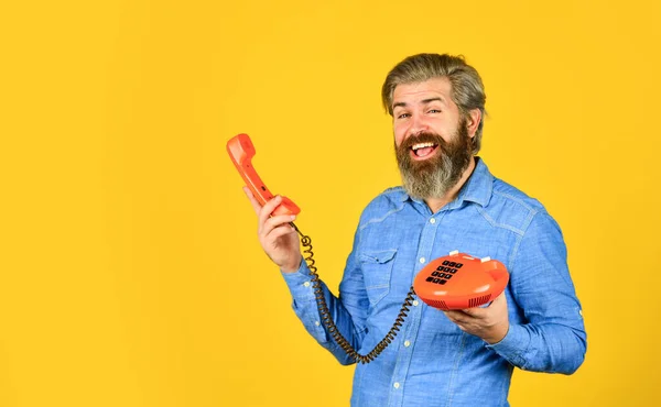 Ciao anni '80. Un uomo con i baffi con un telefono vintage. dispositivo di comunicazione vintage. Un uomo d'affari che parla al telefono vintage in ufficio. affari agili. telefono fisso vintage. alcune creazioni uniche — Foto Stock