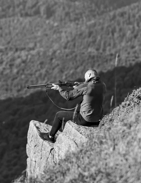 Sem hipóteses. homem pronto para disparar. hobby de caçador. Estilo militar. Homem em camuflagem. Soldado no terreno. polígono. Força do exército. sniper alcançar a montanha alvo. Homem musculoso segura a arma. objetivo e sucesso — Fotografia de Stock