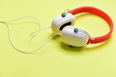 Plastikten yapılmış müzik kulaklığı. Müzik aksesuarları ve teknoloji