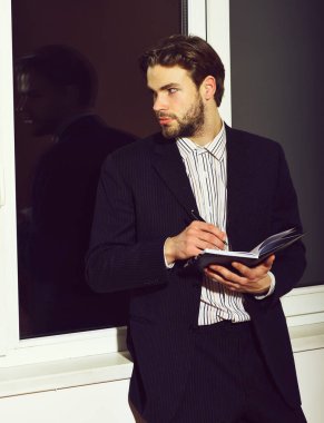 Not defteriyle sakallı iş adamı