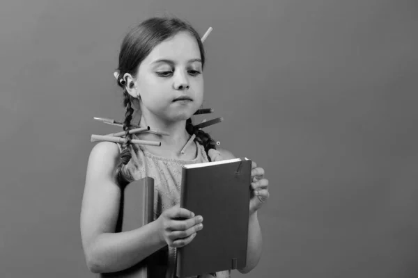 Regreso a la escuela y concepto de arte. Alumno en vestido rosa — Foto de Stock