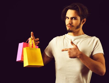 Gerçekten yakışıklı sakallı bir adam.